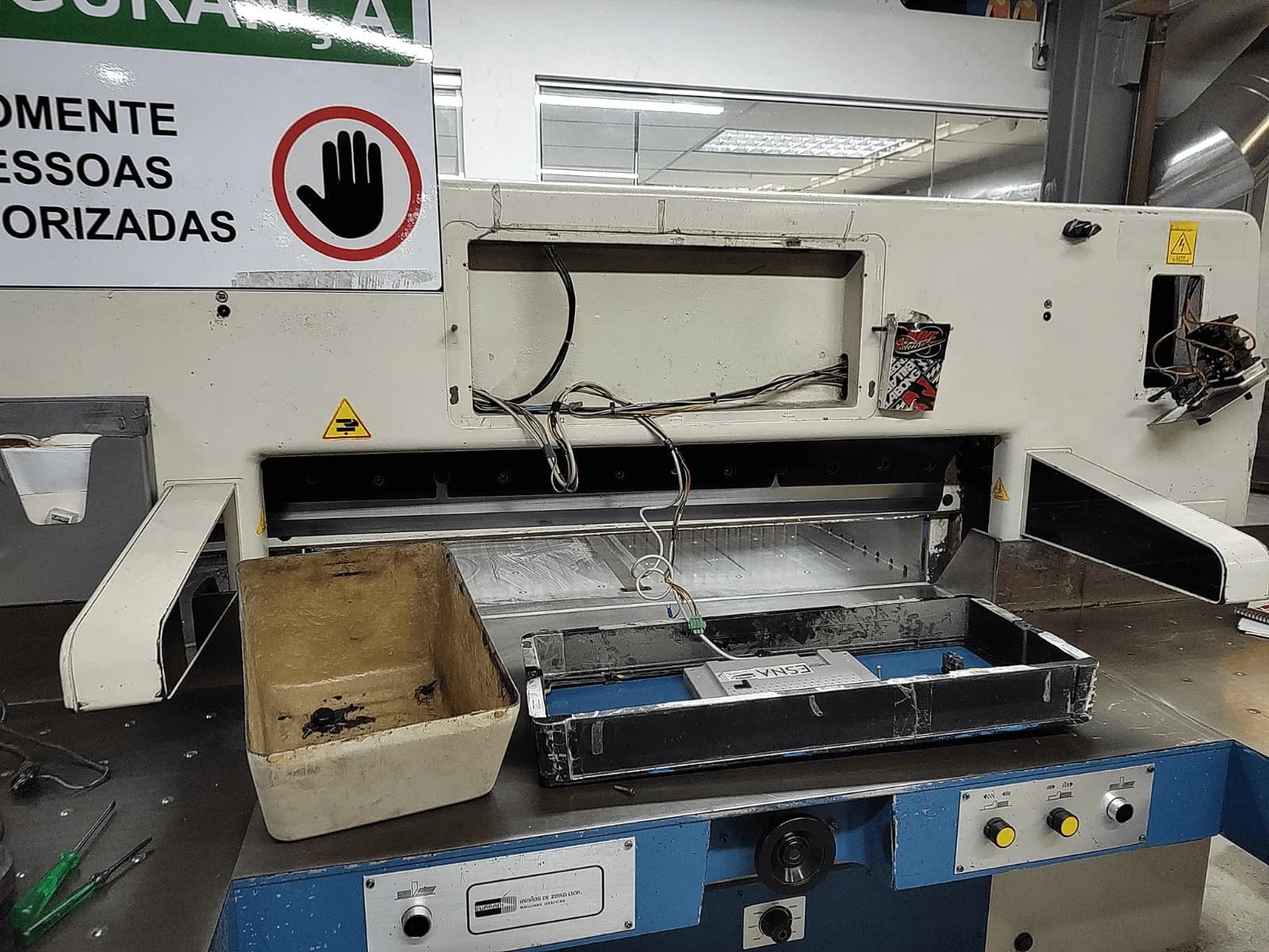 Como identificar o momento certo para atualizar o sistema eletroeletrônico de uma guilhotina