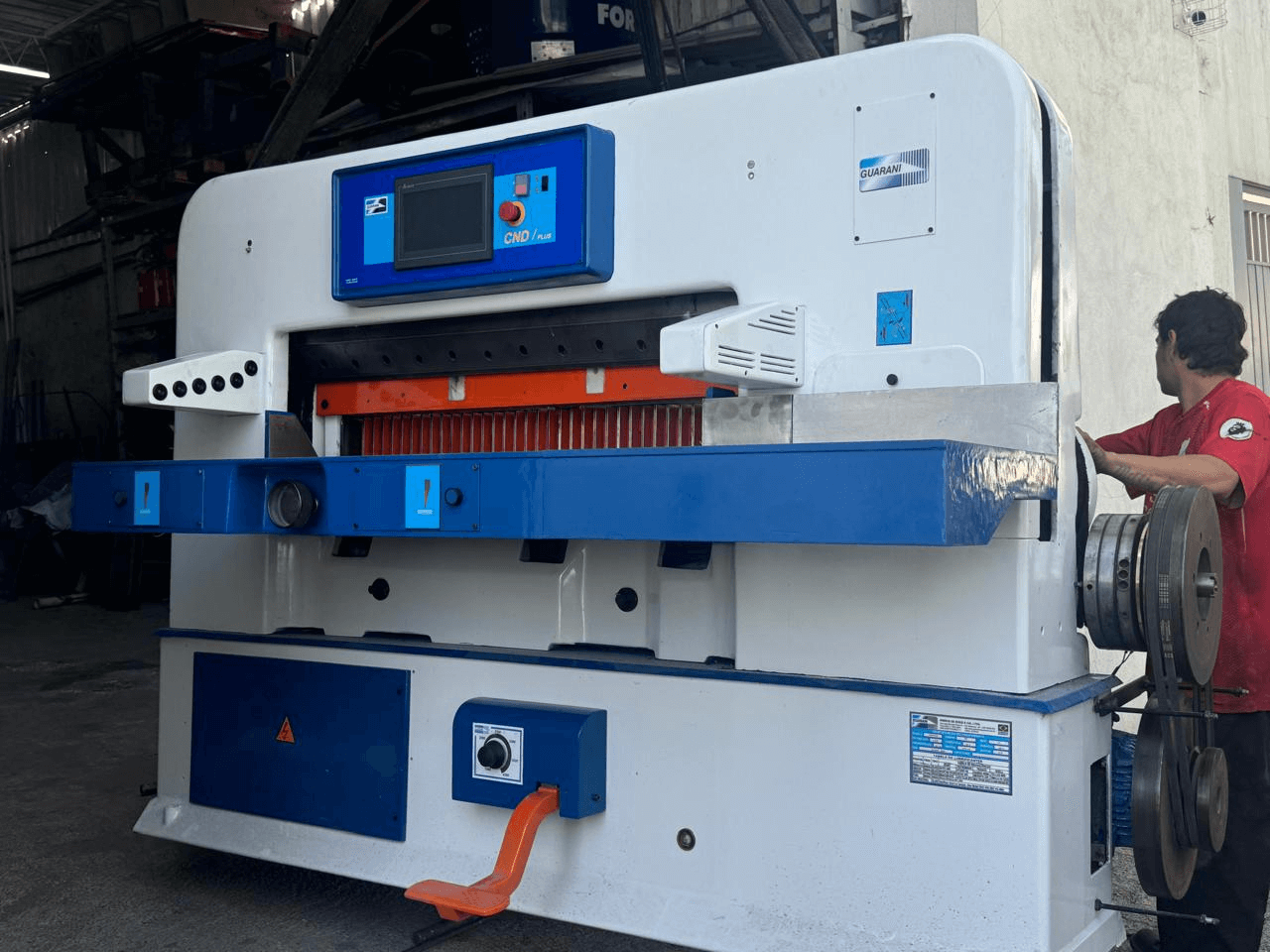 Por que a guilhotina elétrica automática garante maior eficiência e precisão?